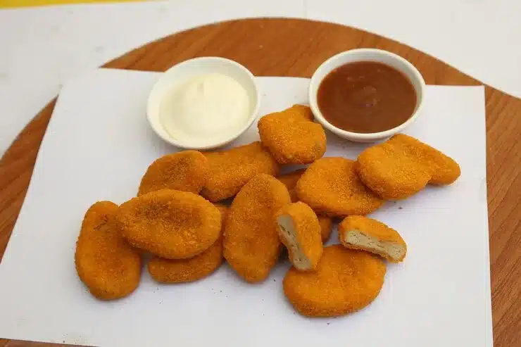 10 piece crispy chicken nuggets with sauce